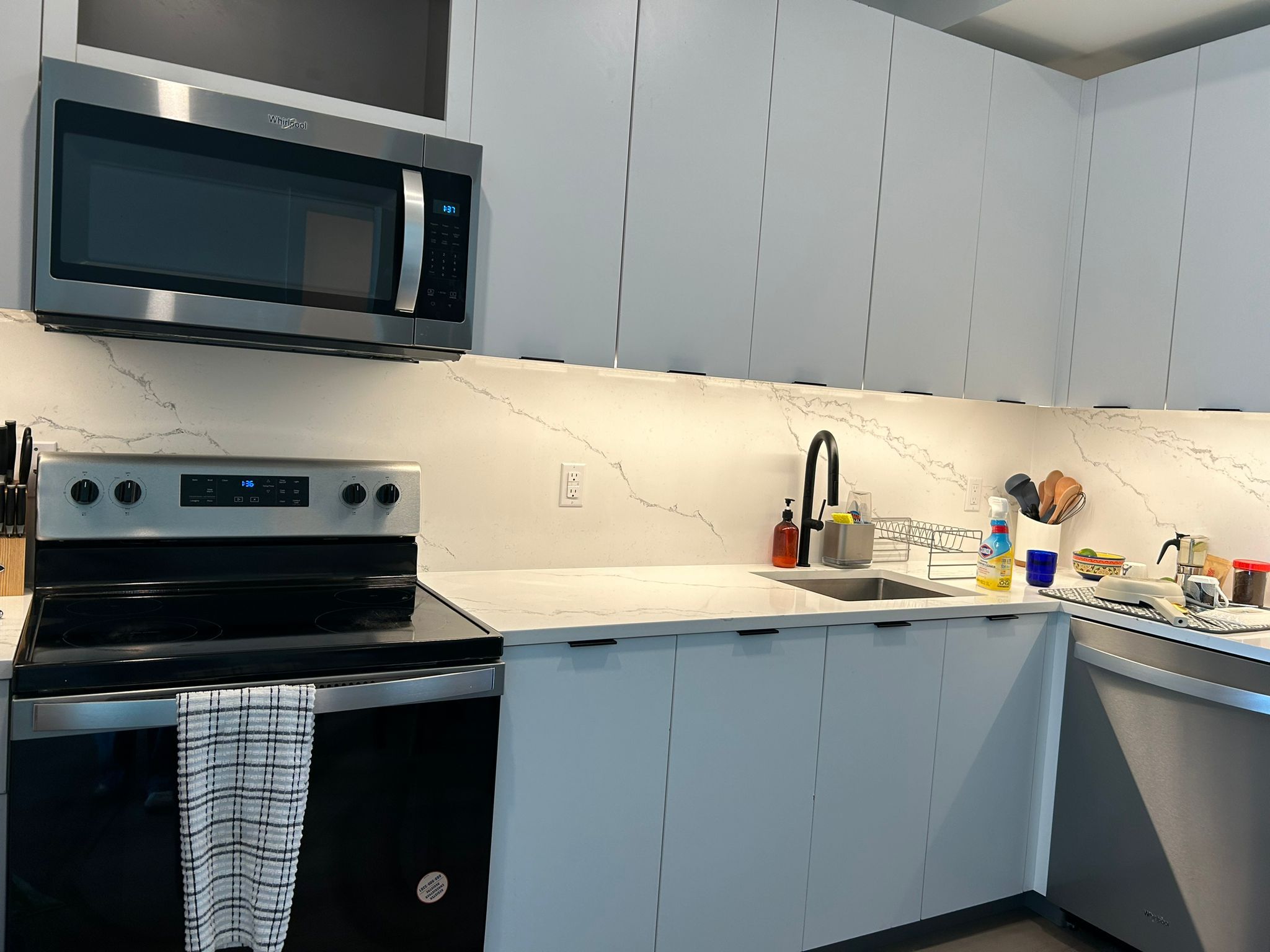Kitchen countertops and backsplash cleaning